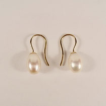 N°231 OHRHÄNGER - Aus 750/- Gelbgold mit zwei beweglichen Zuchtperlen.