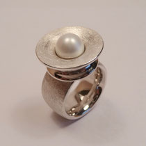 N°24 RING - Aus 925/- Sterlingsilber, glanzmattiert mit einer 7mm großen weißen Zuchtperle.