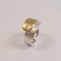 N°214 RING - Aus 925/- Sterlingsilber und 900/- Gelbgold, glanzmattiert, mit einem 0,04ct. Brillant. 
