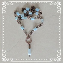 Handgefertigtes Kupfer-Collier in Y-Form mit Edelsteinen in Mint. Jedes Ringlein ist handgemacht. Unikat