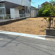雑草が無くなりお庭がリセットされました。車の出し入れのため、境界ブロックの一部を撤去しました。