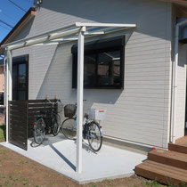 フェンスで囲まれた休息施設として、雨除けを兼ねる自転車置場ができました。