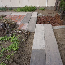 コンクリート枕木を主体に園路を作成。残った排水桝にはウッドチップを敷きこんでいただきました。