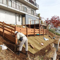 下方より、盛土したのり面にはロールの高麗芝をはり目串で固定しました。