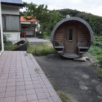 施工前、バレルサウナは楽しげですが、お庭もキレイにしたら更に良いですね。