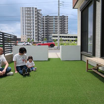 道路との目線をとめる花壇と外周を囲うフェンスで、お庭の寛ぎ感がUPしました。