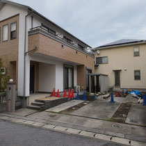 まずは奥行きを拡張、物置は一旦仮置きしてから庭の掘削作業をします。