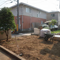 芝生を撤去後、不要な土を処分して整地します。