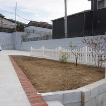 駐車場につながるレンガを使ったアプローチ。お庭の植栽スペースも使い勝手の丁度良い広さです。