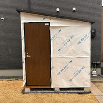 防水シートでくるんでから、サッシ扉を取付します。