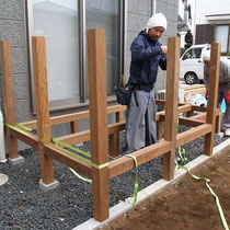 大引が組まれたところ。この後根太が設置されます。