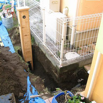 立水栓施工中、地中の給水管と排水管を取りまわします。