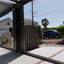 以前は道路際に使っていた列柱を、お庭とガレージの寛ぎエリアに再利用しました。