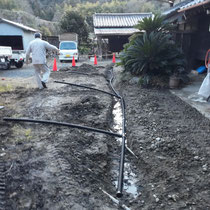 暗渠排水の埋設場所を確認。