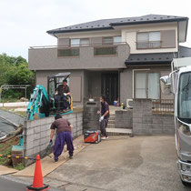 まずは解体作業より。駐車場わきに高く積まれたブロック塀で、自動車の出入りが目視しづらく危険でした。