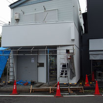 まずは既存の骨組みに鉄棒を追加溶接します。当日は雨に当たらず助かりました。