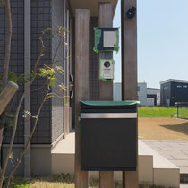 以前の工事で施工したイタウバの門塀も、塗装をし直して綺麗にします。