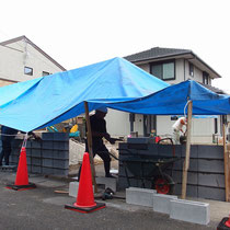 着工中。雨天がおおい天候のなかで、養生しながら作業を進めました。