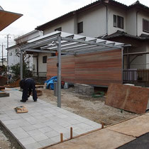 平板据付は半分自動車がのる仕様、半分は歩行用として断面構造が異なります。