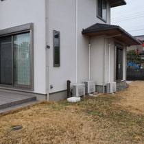施工前、建物壁ぞいに立水栓やエアコン室外機、沓脱石があり芝刈りがしにくいです。