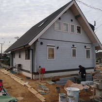 北側の着工中、道路面にすり合わせるため建物際に土留めをして、多くの土を掘削します。