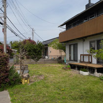 全ての面を覆うのではなく、雑草の手入れが必要な面積を減らしつつナチュラルな風合いを残します。