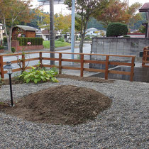 雑草管理が大変なお庭は、園路部分に防草シートと砂利敷きをして、ウッドフェンスで囲みました。