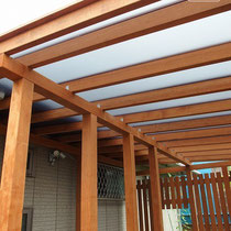 屋根材は遮熱効果の高いポリカーボネート、平板3mmを採用。垂木は455mmピッチ
