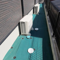 施工前、丁寧に敷きこまれた防草シートですが、耐久性（紫外線）に弱く薄い生地の為に破けてしまいます。