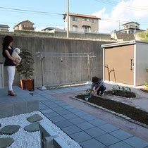 駐車場から眺めた様子。一番奥に配置した物置までの導線をつくり、右側には菜園スペースを作成しました。