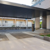 建物ぎりぎりまで柱や梁が建ち、立派なカーポートが完成しました。