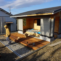 小屋の前の枕木敷き込みは、地盤沈下が起きないようブロックで囲いつつ砕石とモルタル、かすがいを使って据付していきます。