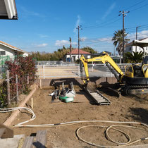 芝生をはがして不要な土を撤去、電気の配線もあらかじめ埋設します。
