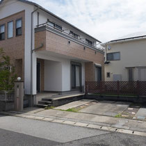 施工前、カーポート設置にあわせ、玄関前の階段も作り替えて自動車が停めやすいようにリフォームします。