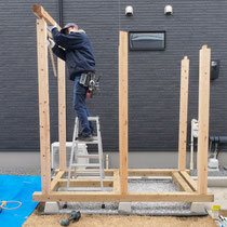 予め加工してきた木材を組み立てる、小さくても在来工法の建物そのもの。