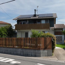 リフォーム工事が完了。お住まいのベランダに合うウッドフェンスでお庭を目隠しします。