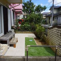コンクリート平板と人工芝の色合いが、お庭を明るくしてくれますね。
