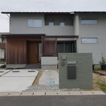 建物に誘う正面からのアプローチは、門塀を配置することで目線を止める効果があります。