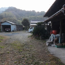 施工前、水はけの悪い地盤を改良する、暗渠排水を設置します。