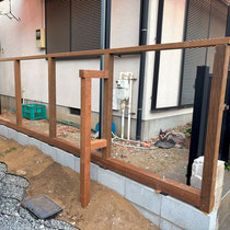 笠木で全体をつなげてフェンスのフレームが完成しました。控え柱も数カ所設置して強度を高めます。
