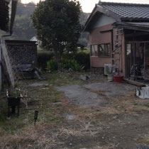 施工前、古いコンクリートの舗装が一部残ったエリアを、駐車場にします。