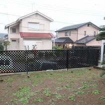 広いお庭なので植物への水やりも大変。一ヶ所しかない蛇口から長いホースを引っ張って水やりしていました。