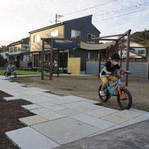 自転車で駆け巡る事が出来る広さを生かした、ダイナミックな仕上がり。今後のグランドカバーが楽しみですね。