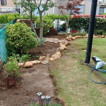 花壇スペースをフォーカルポイントのコーナー部分に集中させて、お庭を管理しやすくします。