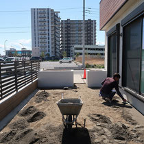 人工芝を奇麗に敷き詰めるために、下地の最後には川砂で水平（水勾配）を取りました。