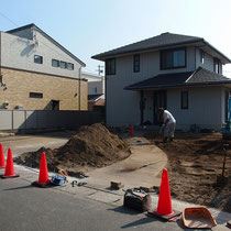 解体作業がおおむね終了。機械と人力であっという間にまっさらな状態になりました。