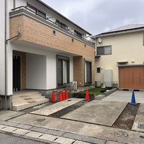 奥の庭が分割され、半分はコンクリート舗装＋物置を設置します。