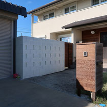 完成写真、お庭とアプローチを完全に遮断するブロック塀。高さ1.9mでリビングのプライバシーを守ります。