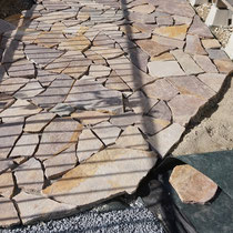 ポルフィード乱形石は継目をみながら並べていき、モルタルで固定して仕上げる贅沢な石畳テラスです。