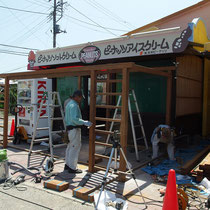 骨組みが立ちあがり、これからパーゴラ垂木を乗せます。